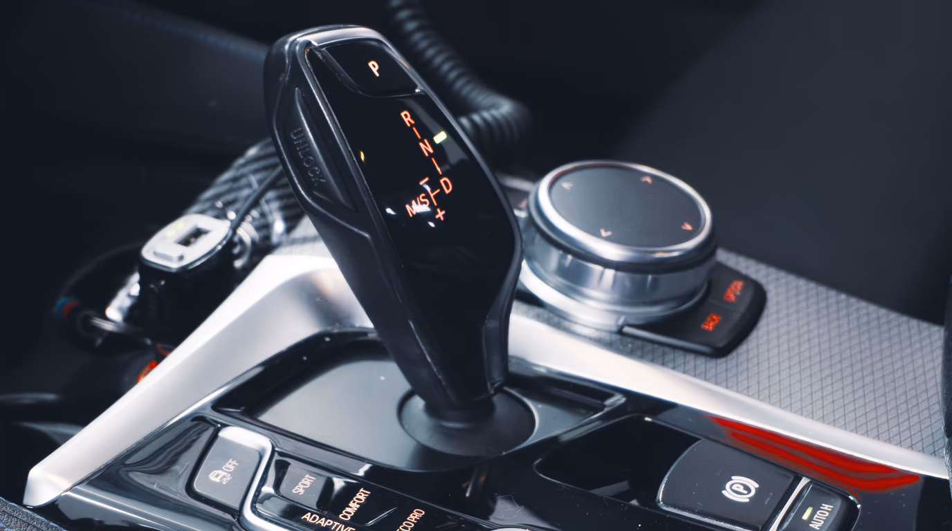 Vůz připevněný na válcové zkušebně 4×4 v tmavé měřicí cele s dyno grafem