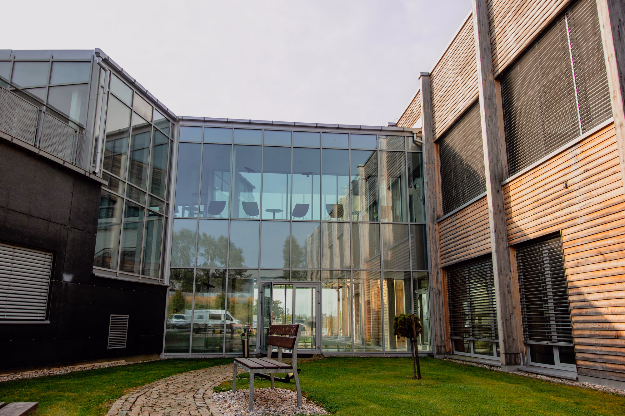 Prosklené atrium sídla XTUNING